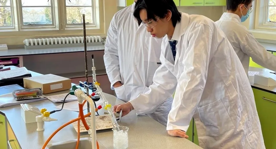Una studentessa in laboratorio lavora con apparecchiature scientifiche nel campus del Ratcliffe College.