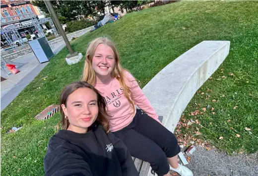 Zwei Mädchen machen ein Selfie in einem Stadtpark in Kanada