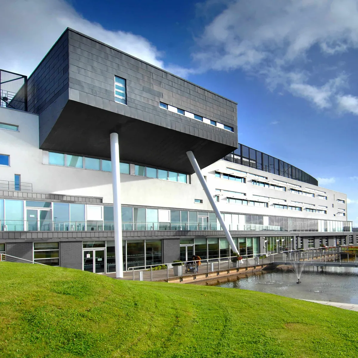 Edificio moderno de la Queen Margaret University con el volumen negro en voladizo y césped delante