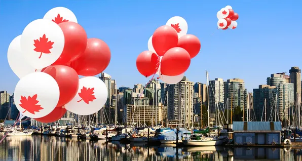 Globos rojos y blancos con hojas de arce flotando frente a rascacielos y barcos