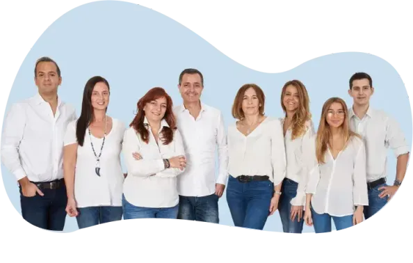 Equipo de ICES con camisa blanca y vaqueros posando en grupo