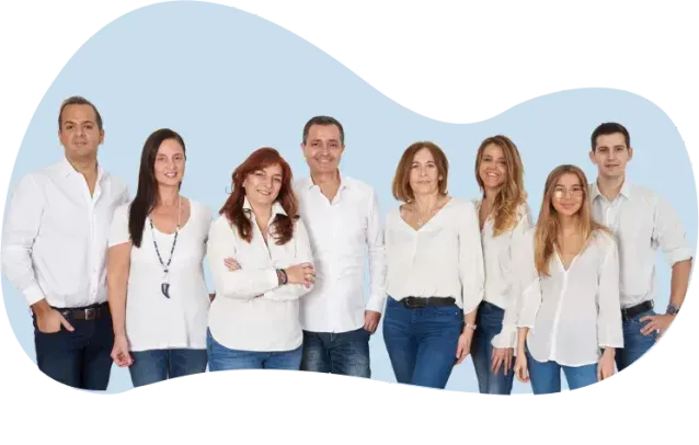 Equipo de ICES con camisa blanca y vaqueros posando en grupo