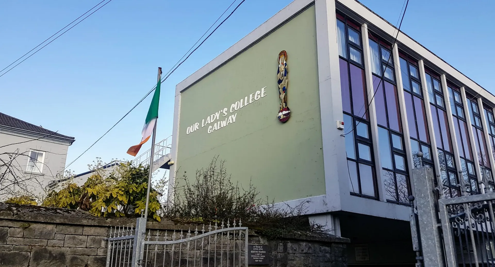 L'edificio a più piani con la facciata verde e le grandi finestre si trova nel campus dell'Our Lady's College.
