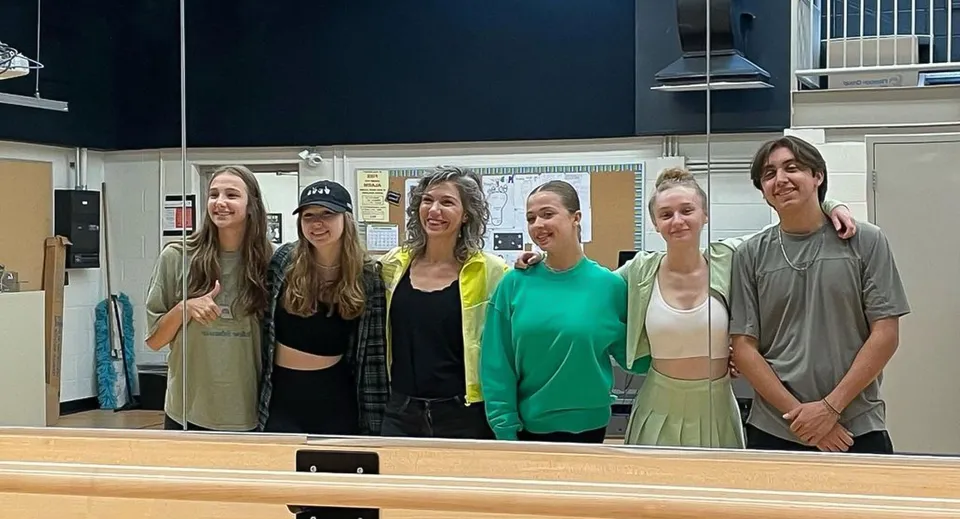 Un gruppo di studentesse si trova insieme in un'aula della Alexander Mackenzie High School.