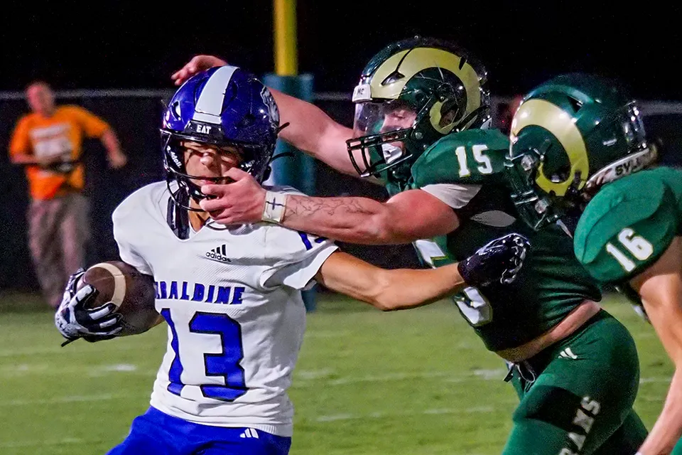 Due giocatori di football si affrontano sul campo della Sylvania High School.