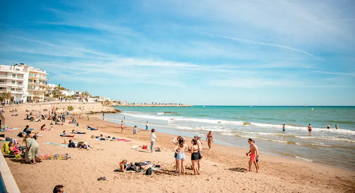 Strand von Sitges mit Badegästen an einem Sommertag
