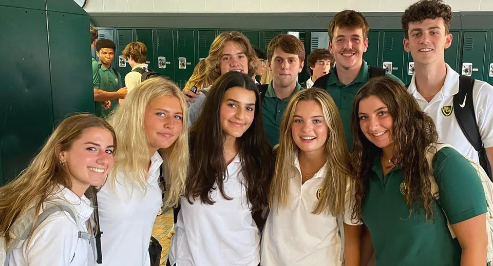 Un gruppo di studenti della Bishop Guertin High School in piedi insieme davanti agli armadietti della scuola.