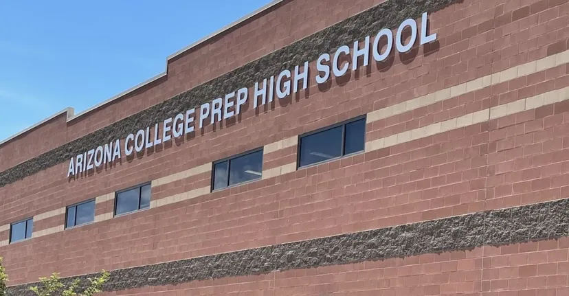 L'edificio del Chandler Unified School District con la scritta Arizona College Prep High School sulla facciata.