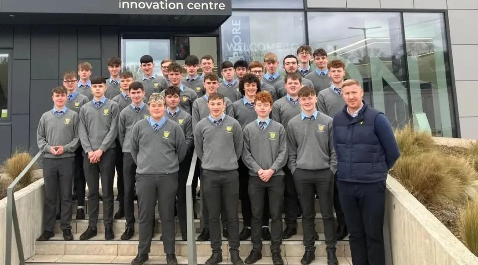 Studenti della Patrician High School in divisa scolastica sono davanti all'edificio dell'Innovation Centre.