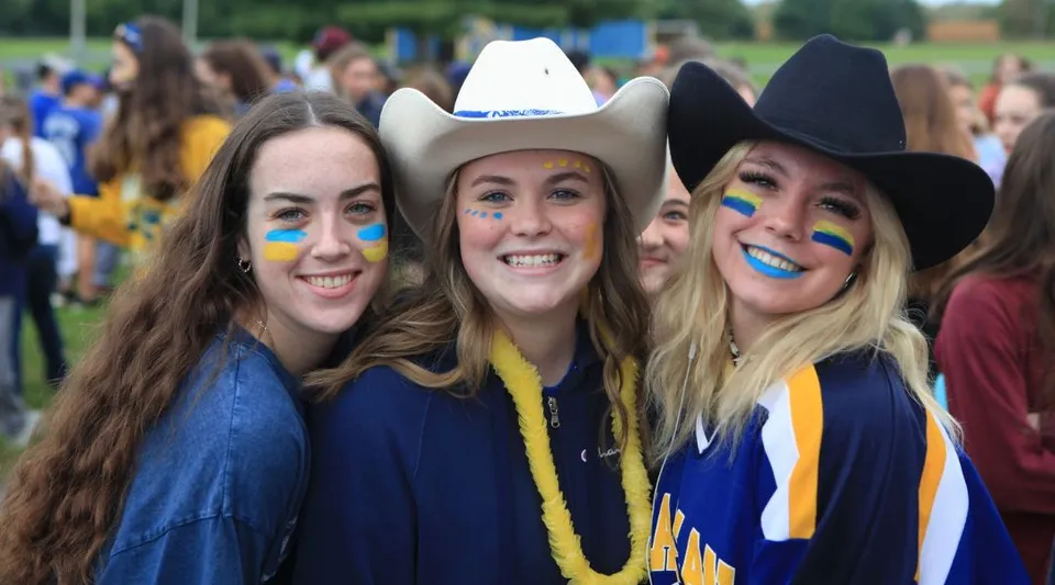 Un gruppo di studentesse sorride all'aperto nel campus della Char-Lan District High School.