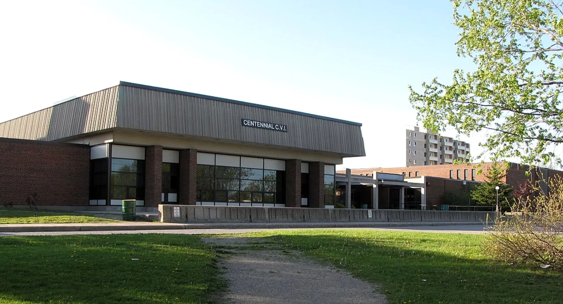 L'edificio moderno a più piani con la scritta Centennial Hall nel campus del Centennial Collegiate Vocational Institute.