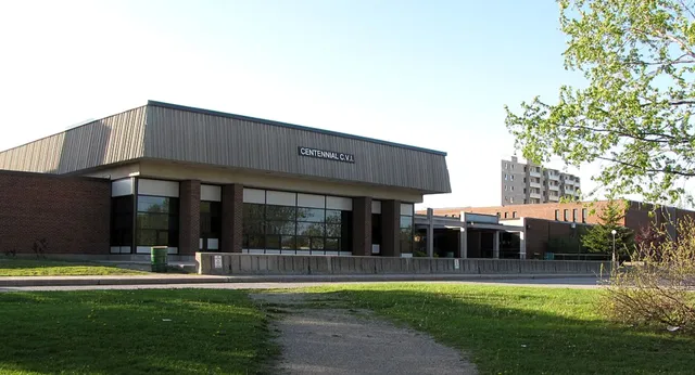 Das moderne mehrstöckige Gebäude mit dem Schriftzug Centennial Hall auf dem Campus des Centennial Collegiate Vocational Institute.