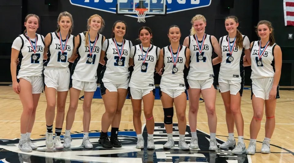 Un gruppo di giovani giocatrici di pallacanestro si trova sul campo da basket della Monte Vista Christian School.