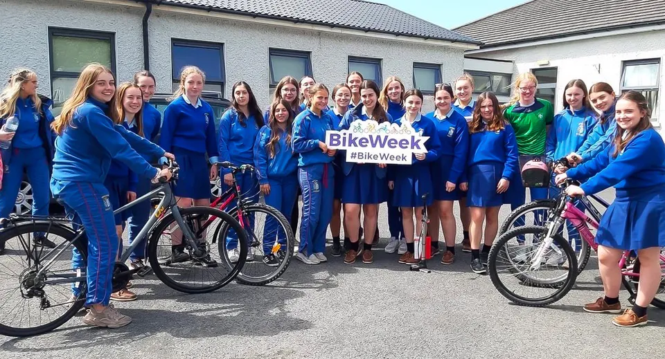 Studentesse della Ursuline Secondary School Thurles davanti a un edificio con le biciclette durante l'iniziativa BikeWeek.