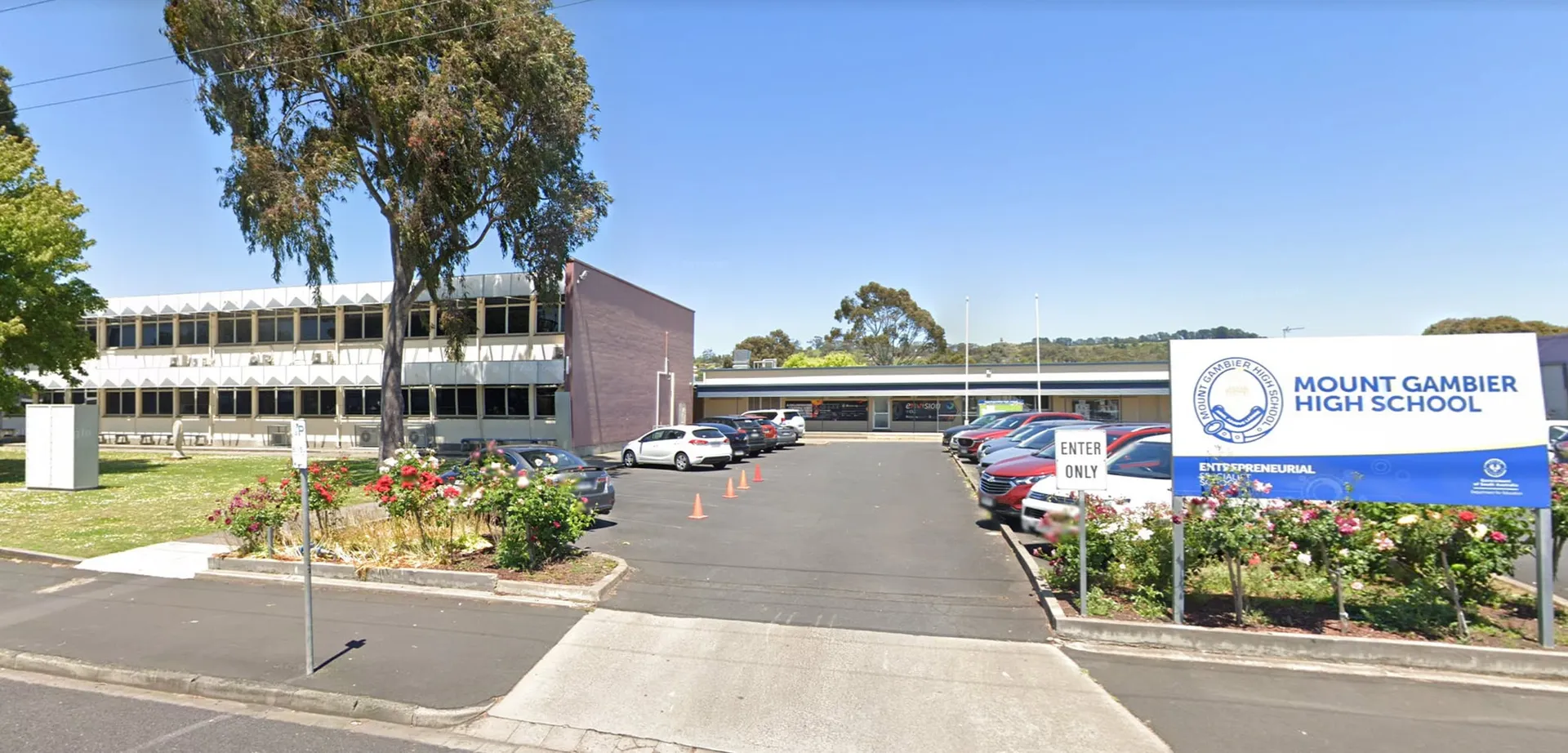 Il campus della Mount Gambier High School con un grande edificio, alberi e un viale pavimentato che porta all'ingresso.