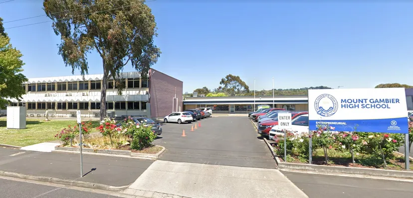 Il campus della Mount Gambier High School con un grande edificio, alberi e un viale pavimentato che porta all'ingresso.