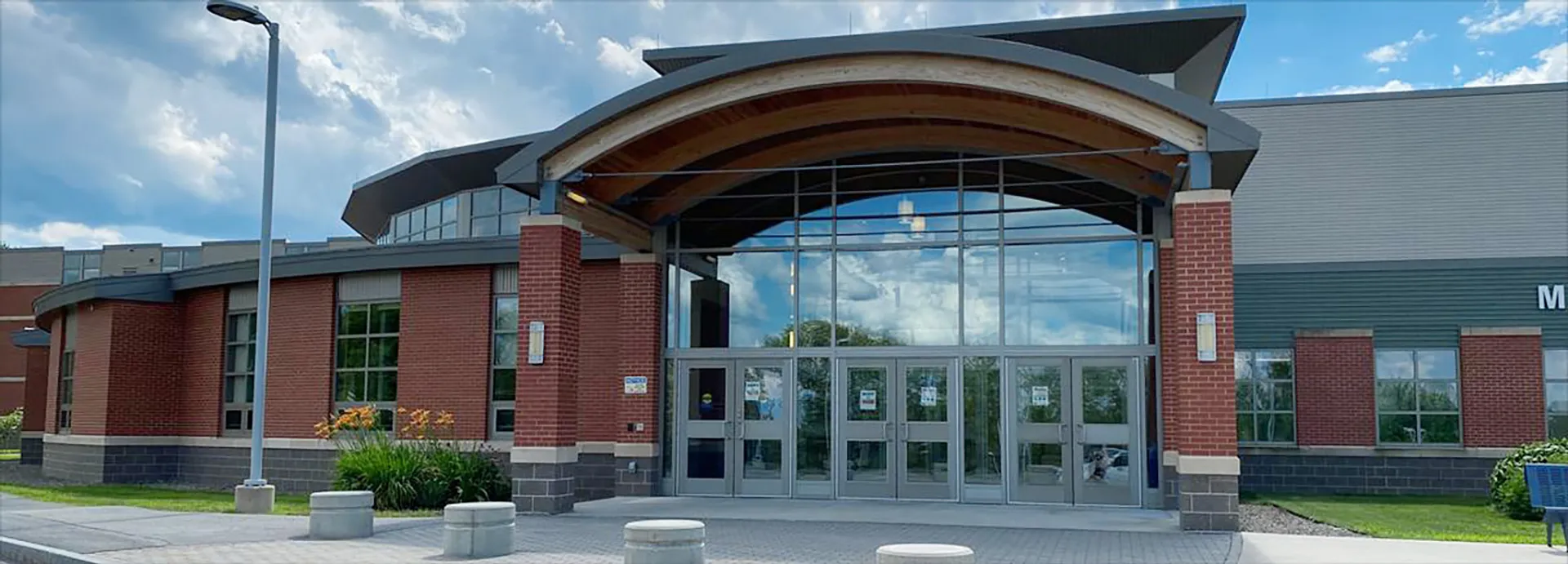 Il moderno edificio con facciata in vetro e tetto in legno curvo si trova nel campus della Mount Blue High School.
