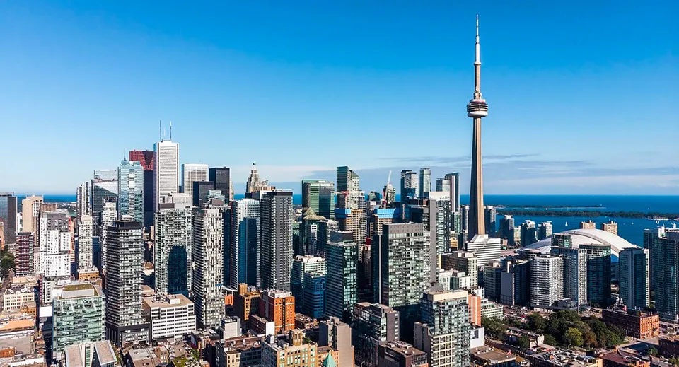 Vista sullo skyline con la CN Tower vicino al Silverthorn Collegiate Institute.