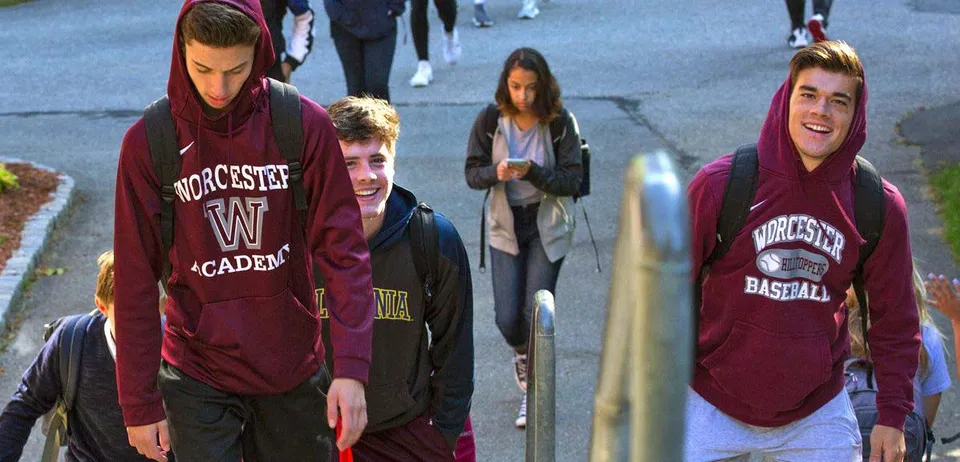 Studenti della Worcester Academy camminano lungo un'affollata strada cittadina.