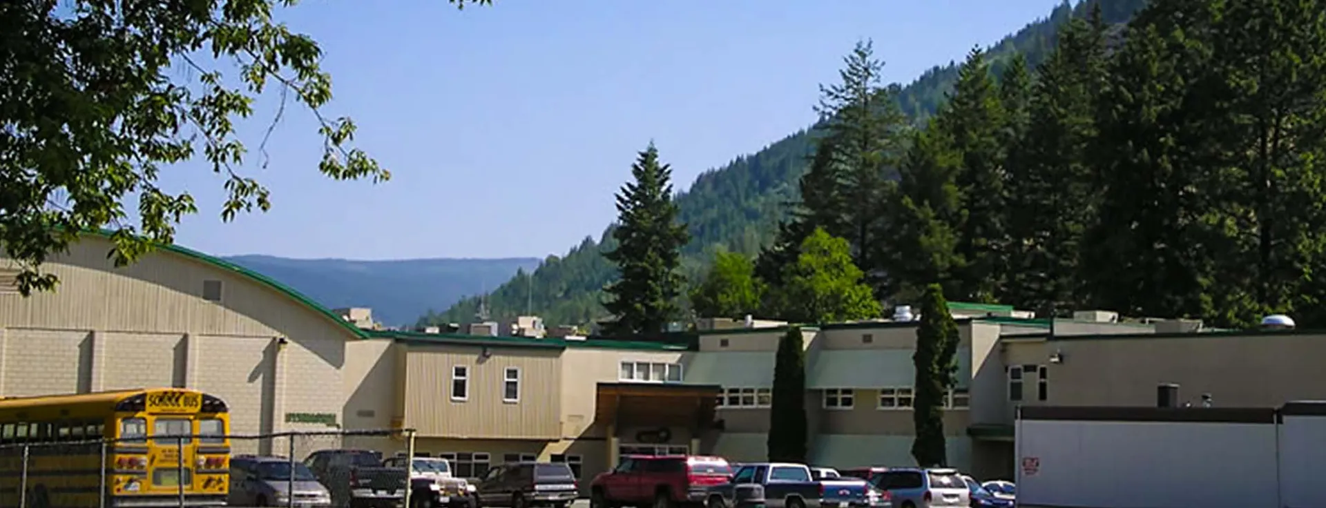 Vista sul paesaggio montano boscoso con l'area urbana vicino alla Charles Bloom Secondary School.