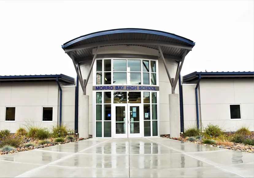 L'edificio moderno con facciata in vetro e tetto curvo nel campus della Morro Bay High School.