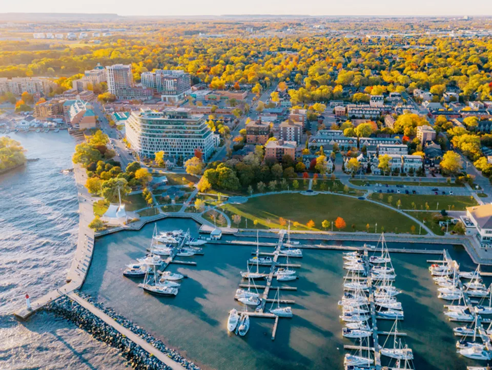 Vista sul porto e sulla città costiera autunnale vicino alla Oakville Trafalgar High School.