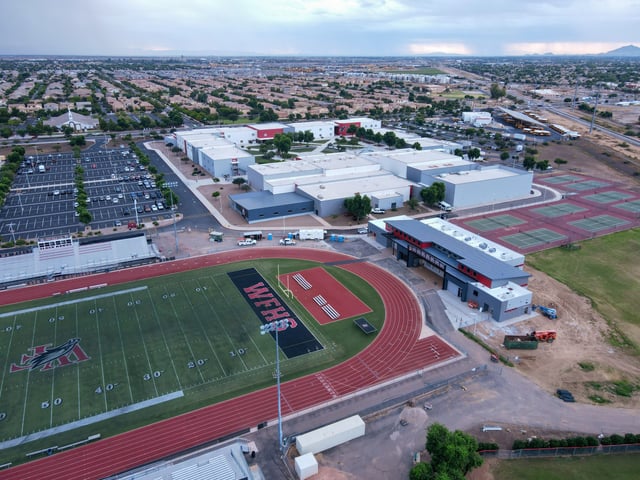 Luftaufnahme des Campus der Williams Field High School mit Sportplätzen, Schulgebäuden und Parkplätzen.