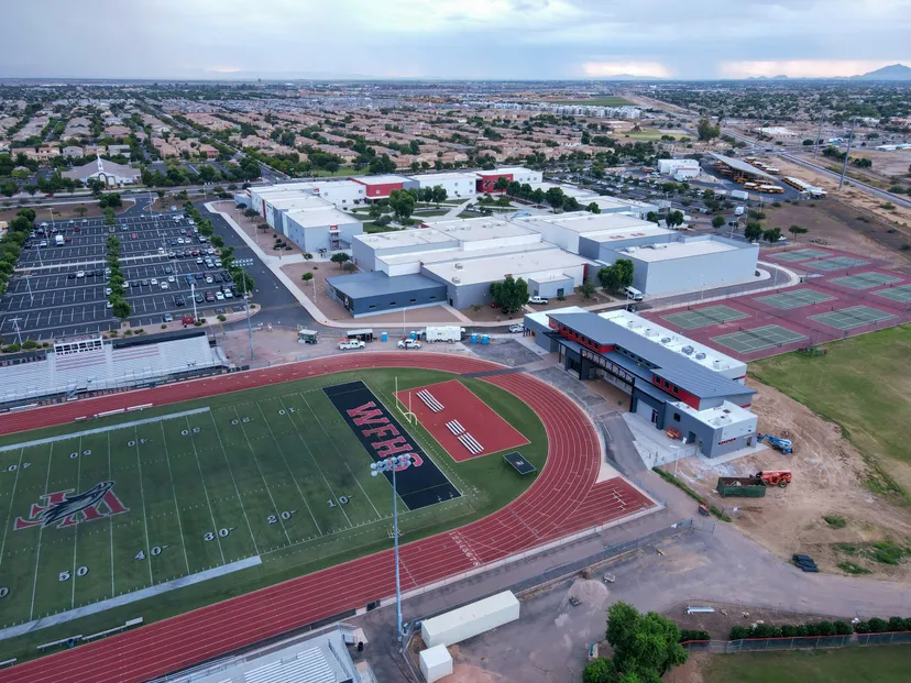 Vista aerea del campus della Williams Field High School con impianti sportivi, edifici scolastici e parcheggi.