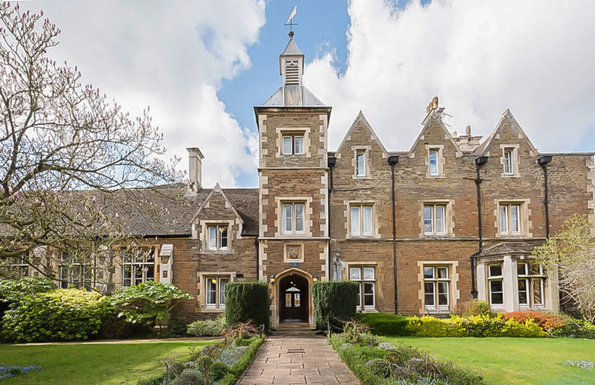 L'edificio storico della Oakham School assomiglia a un castello in pietra con un'alta torre ed è circondato da curati spazi verdi.