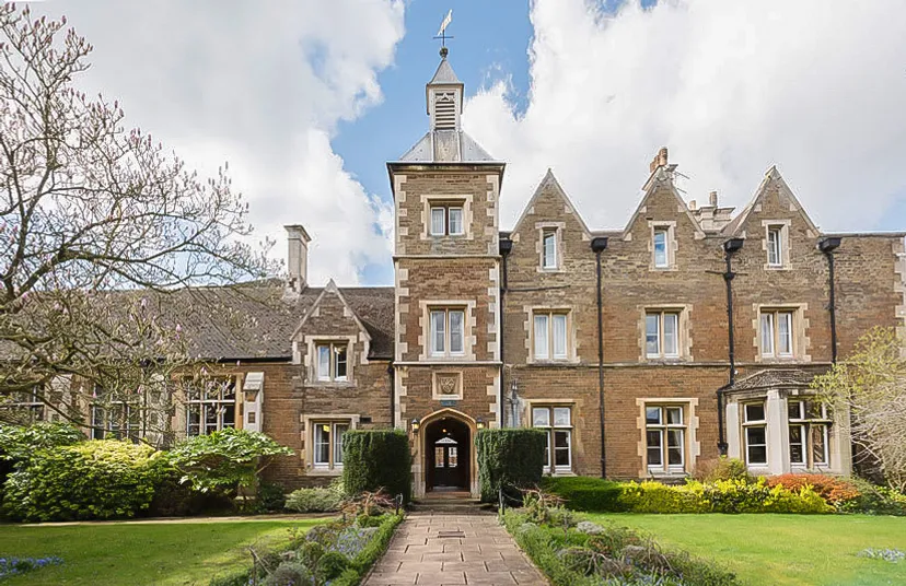 L'edificio storico della Oakham School assomiglia a un castello in pietra con un'alta torre ed è circondato da curati spazi verdi.