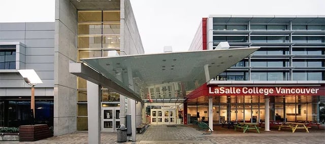 In primo piano si vede il moderno edificio in vetro e acciaio con il caratteristico ingresso del LaSalle College Vancouver.