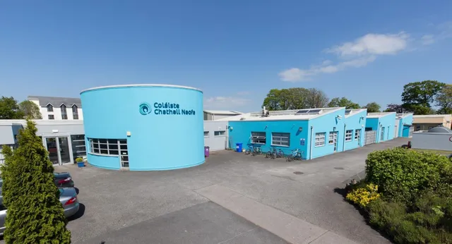 L'edificio moderno e colorato del Dungarvan College con una grande struttura cilindrica su sfondo di cielo blu.