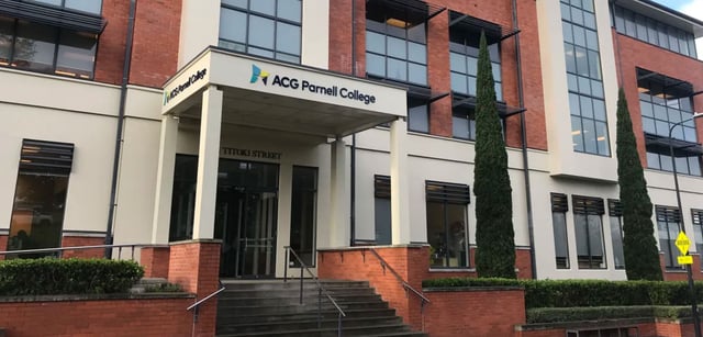 Das mehrstöckige Backsteingebäude mit großen Fenstern zeigt den Eingang des ACG Parnell College.