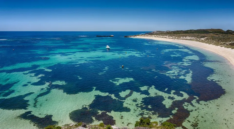 Foto aerea di una spiaggia con acque limpide e turchesi vicino alla Carine Senior High School.
