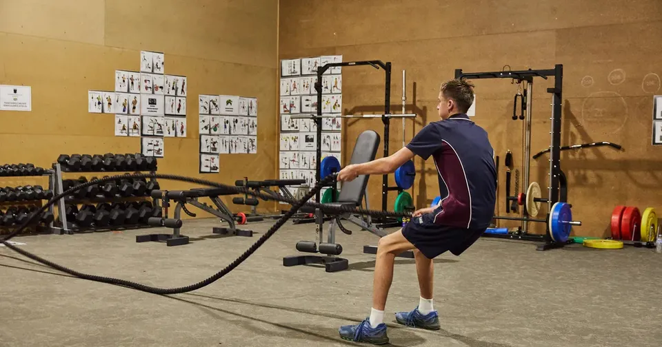 Uno studente della Cobram Anglican Grammar School si allena con corde da fitness nella palestra della scuola.