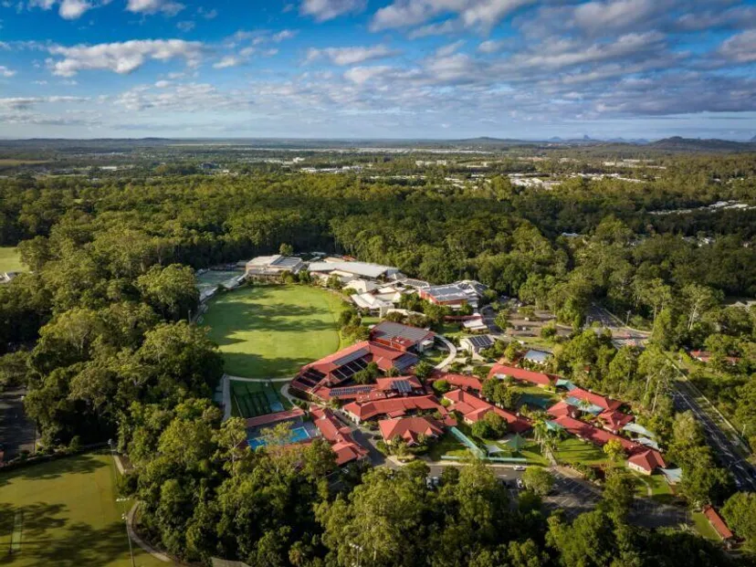 Il paesaggio verde con il Matthew Flinders Anglican College Resort e la vista sulla zona rurale con colline sullo sfondo.