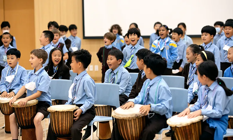 Schüler der North London Collegiate School Jeju spielen verschiedene Schlaginstrumente im Klassenzimmer.
