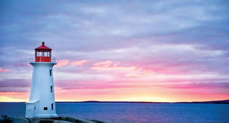 Un faro vicino all'acqua al tramonto nei pressi della Brentwood College School.