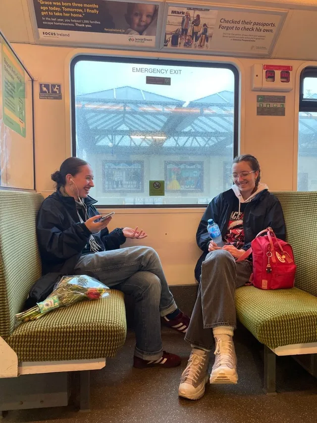 Zwei Austauschschülerinnen sitzen in einer Bahn