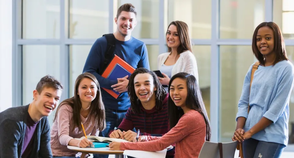 Un gruppo di studenti si trova nei moderni spazi interni della Ottawa Technical Secondary School e chiacchiera.