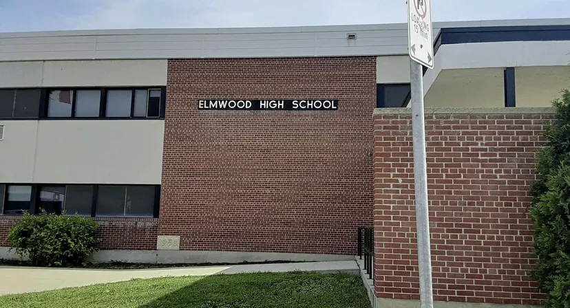 L'edificio in mattoni con la scritta Elmwood High School è circondato da un'area verde.