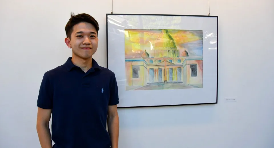 Un adolescente è in piedi davanti a un dipinto architettonico colorato nel campus della Wyoming Seminary College Preparatory.
