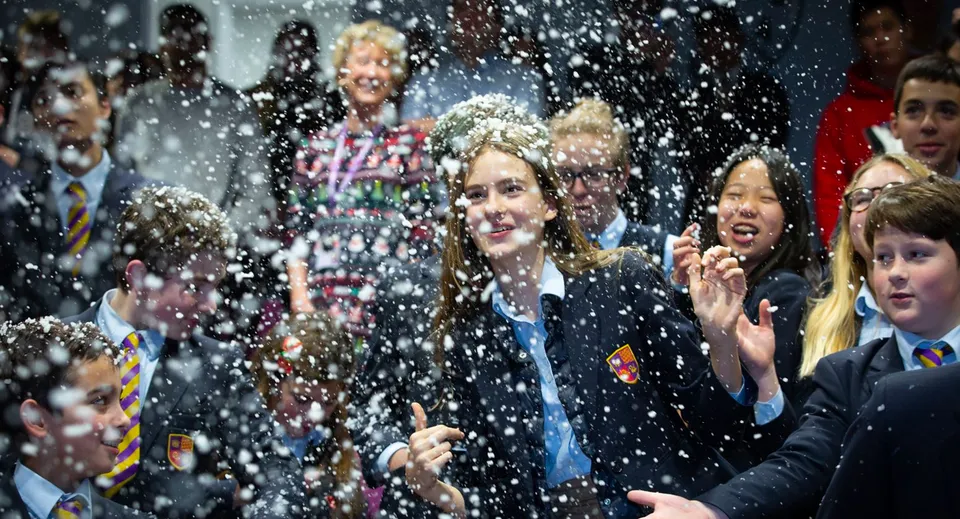 Studenti della Kensington Park School festeggiano insieme tra i coriandoli che cadono.