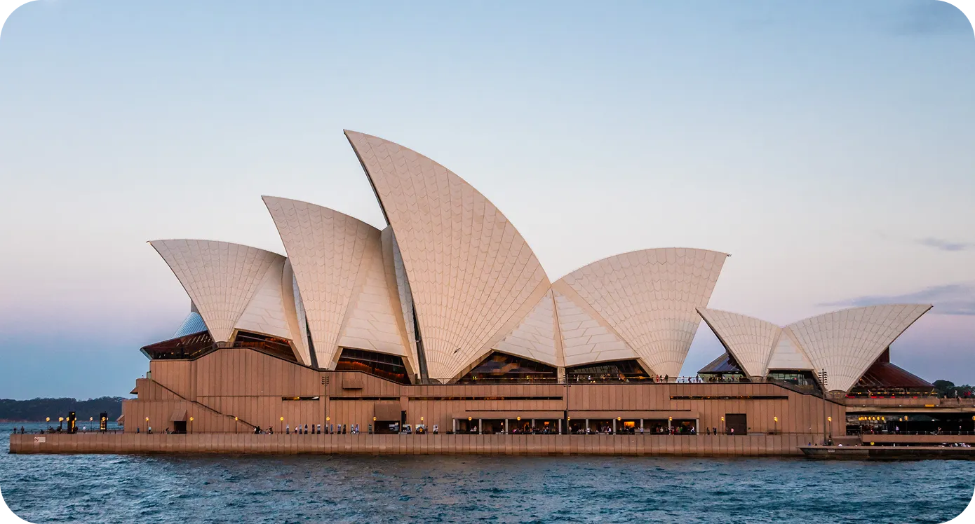 La Ópera de Sídney al atardecer vista desde el puerto