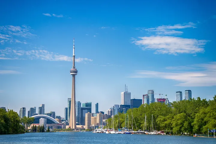 Skyline von Toronto mit dem CN Tower vom Ontariosee aus