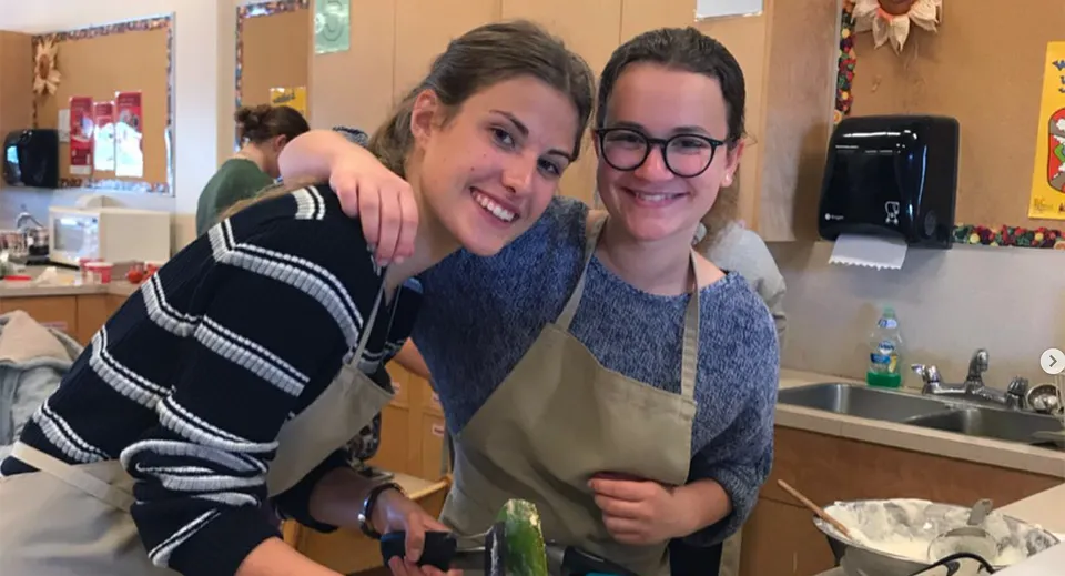 Due persone si abbracciano in un'area cucina all'interno del campus della Mount Douglas Secondary School.