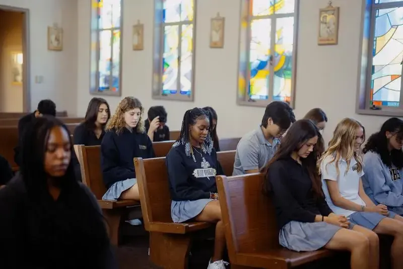 Studentesse USA preghiera in chiesa