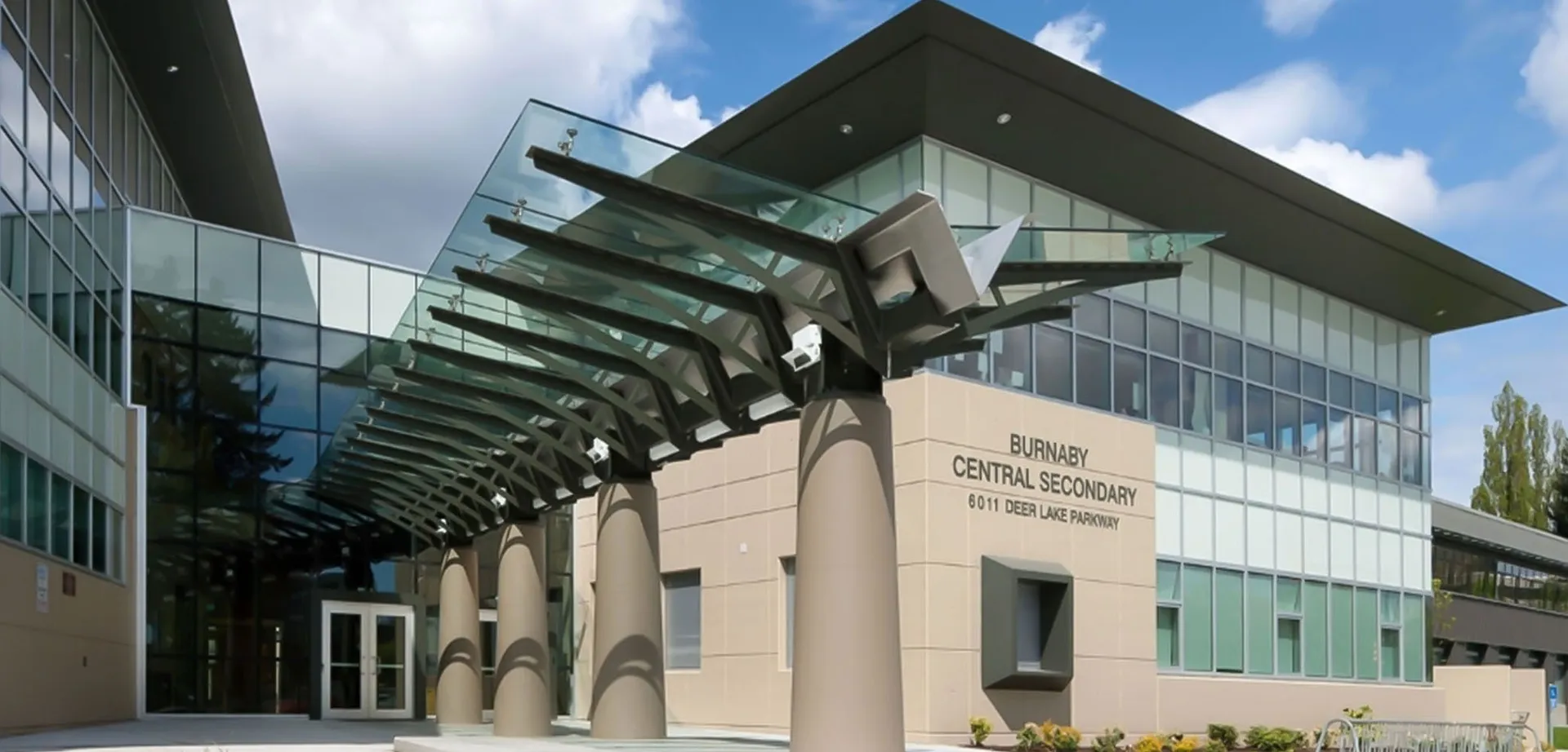 L'edificio moderno in vetro con un'architettura distintiva si trova nel campus della Burnaby Central School.