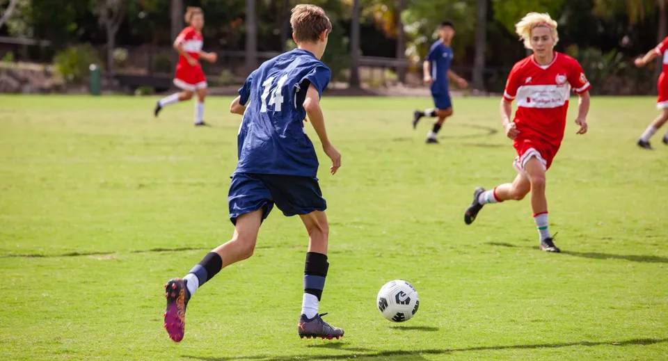 Due giocatori di calcio sul campo durante un allenamento nel campus del Varsity College.