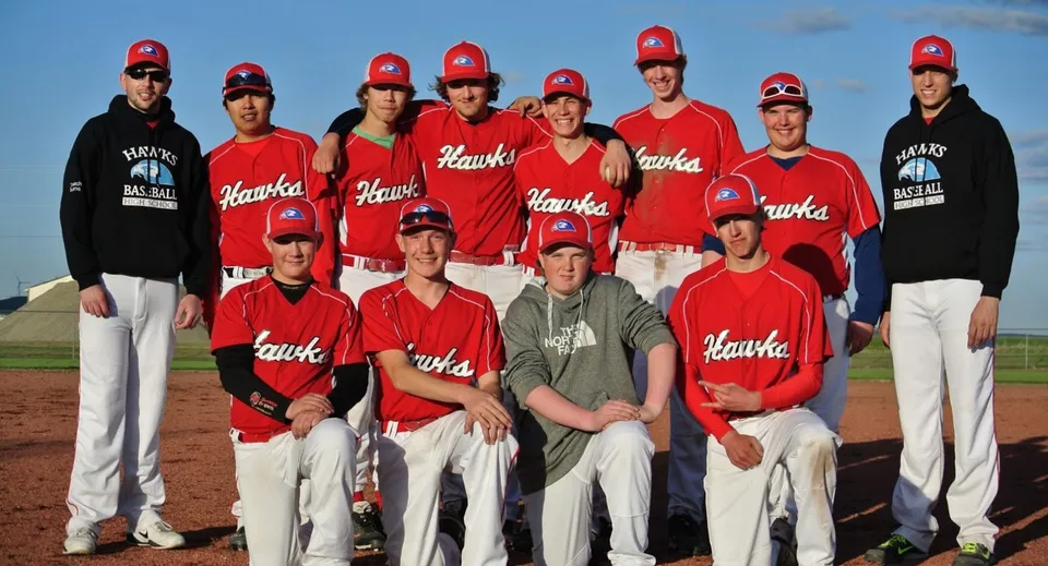 Studenti della F.P. Walshe School in divisa da baseball insieme sul campo da gioco.